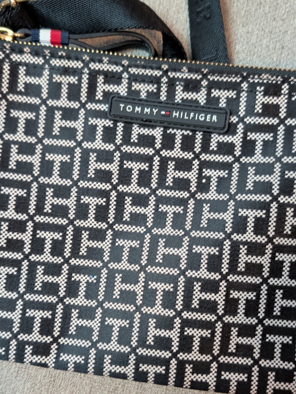 Tommy Hilfiger Monogram Shoulder Bag Crossbody Like New - Picture 2 of 9